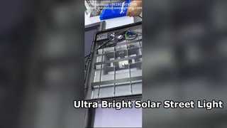 Lampione solare tutto in uno da 60 W con pannello solare da 115 W utilizzato nelle strade.