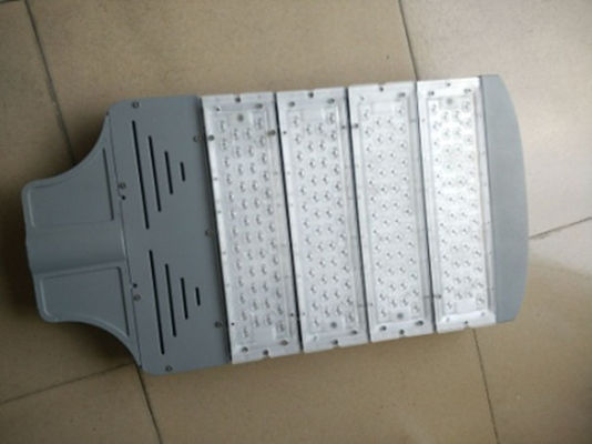 Alta luminosità IP66 Triple Cree LED Street Light 110W 120W Con 10KV 20KV Protezione da sovratensioni Lampade di strada a LED moderne